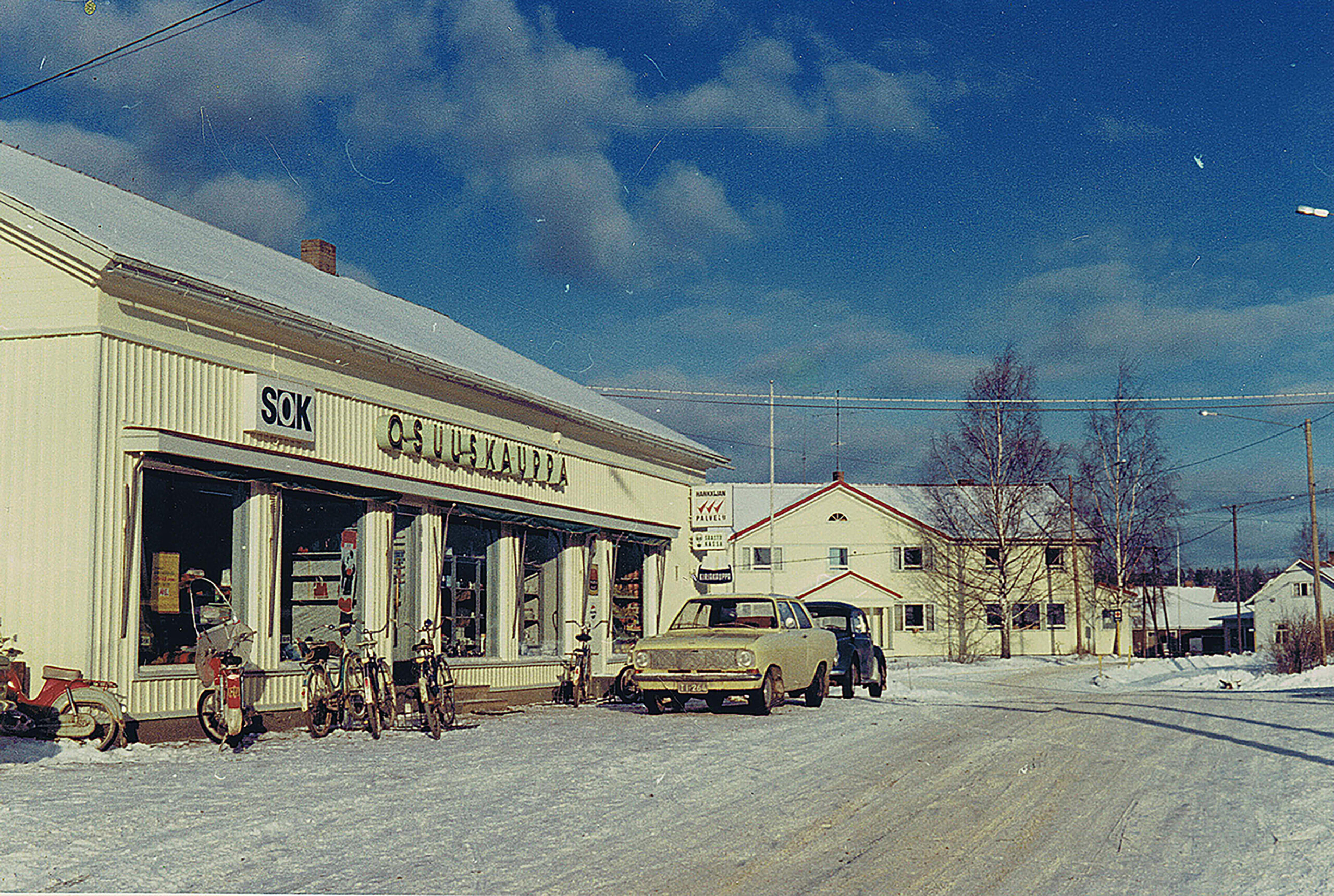 Siikaisten vanha Säästöpankki ja Osuuskauppa 1950-luvulla