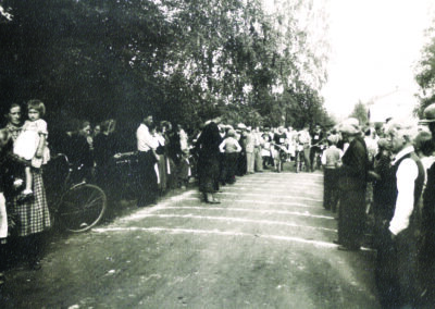 Juoksukilpailut maantiellä Nuorisoseuran alon luonna 1930-luvulla