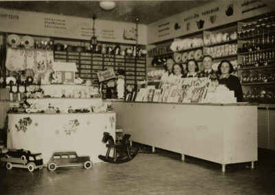 Sisäkuva Siikaisten Osuuskaupan kirkonkylän myymälästä 1950-luvulta