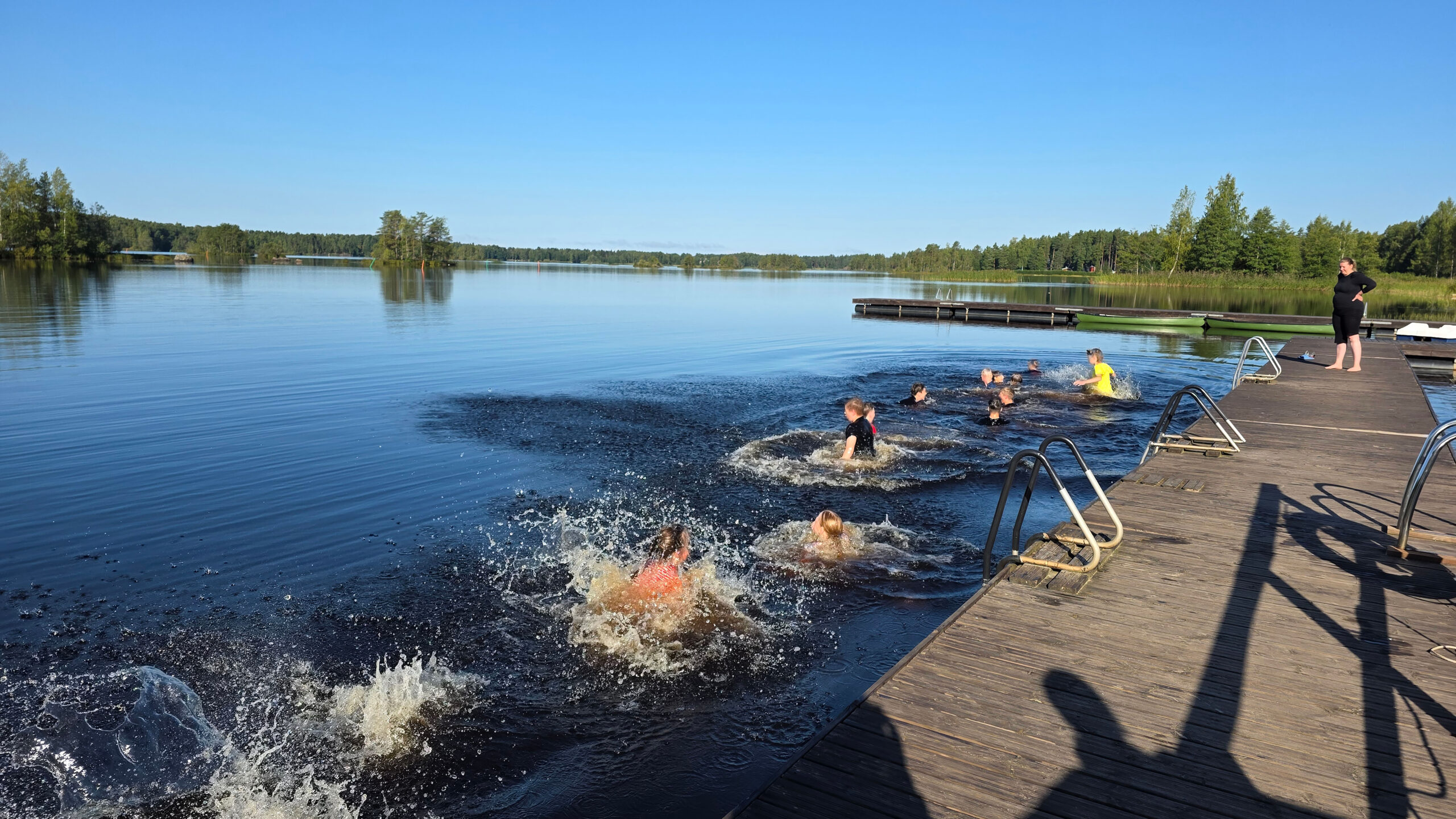 Yläkoululaisten liikuntatunnilla harjoiteltiin vesiturvallisuutta Siikaisjärvellä